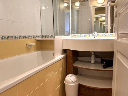 une salle de bain avec un lavabo, une baignoire et un miroir dans l'établissement 3 pièces, 6/7 pers., proche commerces, WiFi, non-fumeur - FR-1-634-4, à Avoriaz