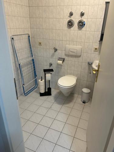 a bathroom with a toilet and a tiled floor at Schöne Wohnung für Tagesgäste, Studenten oder Handwerker, Chemnitz Gablenz, ÖPNV direkt vor der Tür, Internet & TV inkl in Chemnitz