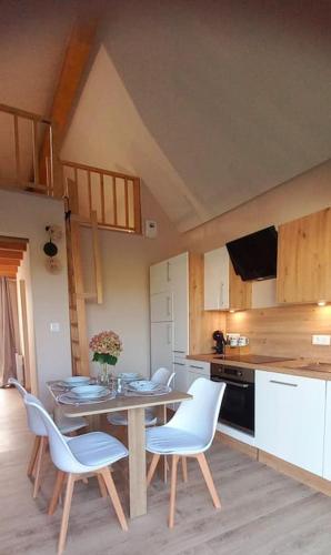 une cuisine avec une table et des chaises dans une pièce dans l'établissement La Cabane de Shakespeare mini-maison à Haguenau, à Haguenau