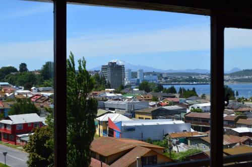 uma vista de uma cidade de uma janela em La Casa Colores em Puerto Montt