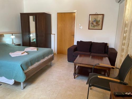Postel nebo postele na pokoji v ubytování Omodos Katoi Holiday Homes