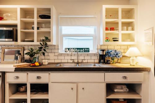 une cuisine avec un évier et une fenêtre dans l'établissement Holiday Pool Retreat by Downtown- Lake & Dining Just Steps Away, à Austin