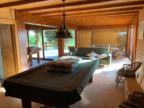 ein Schlafzimmer mit einem großen Bett in einem Haus in der Unterkunft Chalé do Pinheiro in Cortes