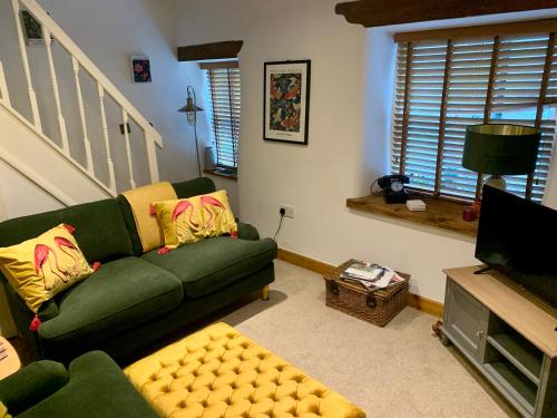 Posezení v ubytování Fryers Cottage Wirksworth, a traditional yet stylish 2-bedroom Peak District cottage