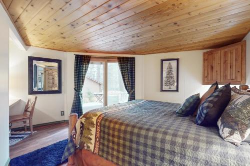 Un dormitorio con una cama con techo de madera. en 9 Pine Mountain, en Sunriver