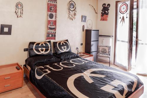 una camera con un letto e alcuni orologi sul muro di La casa dell'ulivo a Brembate