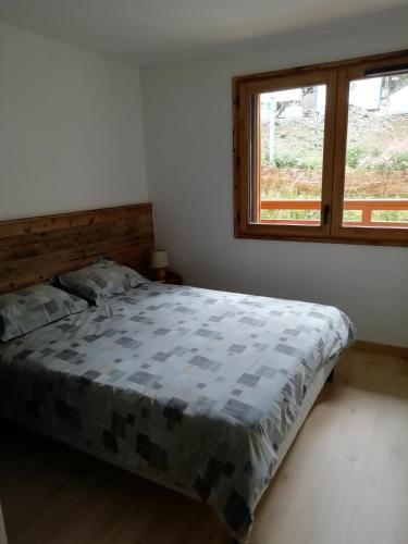 une chambre avec un lit et une fenêtre dans l'établissement La montagne tranquille, à Praz de Lys - Sommand