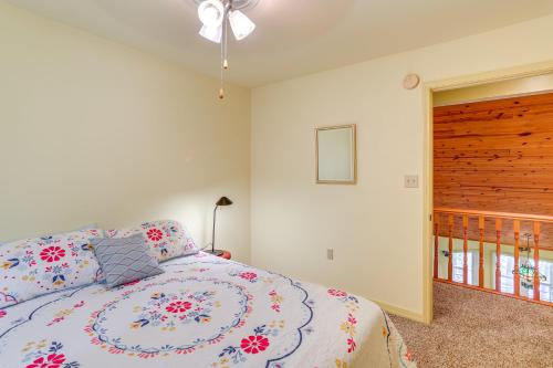 Katil atau katil-katil dalam bilik di Spring River Vacation Rental with Deck and Views