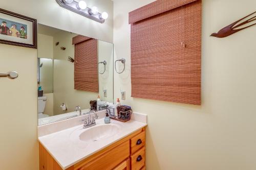 Bilik mandi di Spring River Vacation Rental with Deck and Views