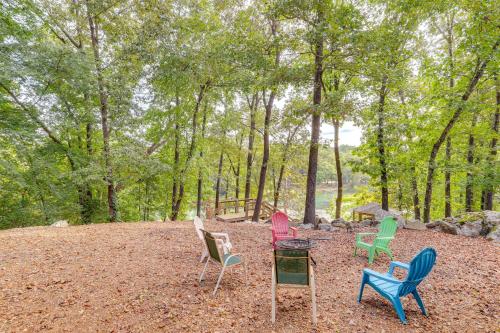 Taman di luar Spring River Vacation Rental with Deck and Views