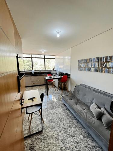 een woonkamer met een bank en een tafel bij LK Lourdes 9 in Belo Horizonte