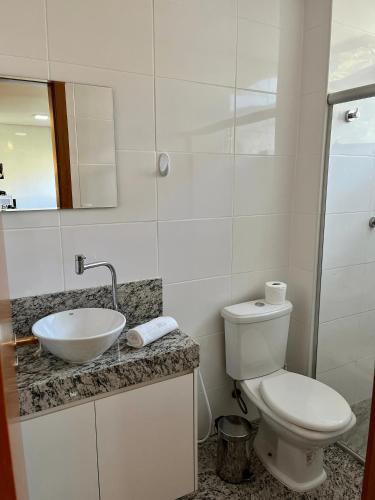 een badkamer met een wit toilet en een wastafel bij LK Lourdes 9 in Belo Horizonte
