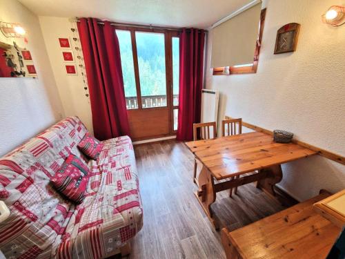 un salon avec un canapé et une table en bois dans l'établissement Résidence Le Thabor - studio 4 personnes en plein coeur station 19m² MAE-2965, à Modane