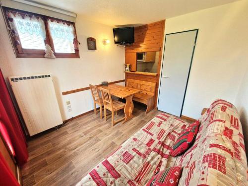 Cette chambre comprend un lit, une table et une cuisine. dans l'établissement Résidence Le Thabor - studio 4 personnes en plein coeur station 19m² MAE-2965, à Modane