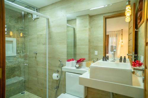 a bathroom with a sink and a shower at Casa Suiça Brasileira in Jericoacoara