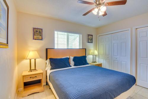 Un dormitorio con una cama azul y dos mesitas de noche. en Centrally Located Hallandale Beach Condo, en Hallandale Beach