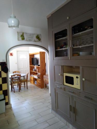 Il comprend une cuisine équipée d'un four micro-ondes et d'une salle à manger. dans l'établissement maison atypique entre baie de somme et mers les bains, à Dargnies