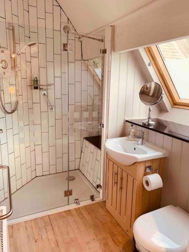 Ένα μπάνιο στο Luxury Penthouse, in the heart of Uppermill, Saddleworth