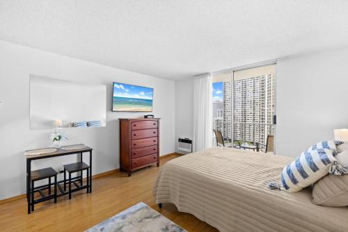 Cozy bright studio across Hilton and Waikiki Beach_2