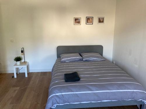 Katil atau katil-katil dalam bilik di Appartement 3 chambres proche gare Longwy