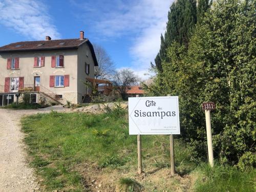 a sign in the grass in front of a house at Gîte des Sisampas- Terrasse privée, vue aux montages in Rencurel