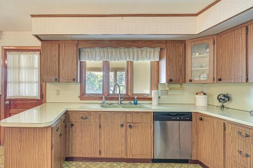 Η κουζίνα ή μικρή κουζίνα στο Watertown Home with Yard 1 Mi to Echo Lake Park!