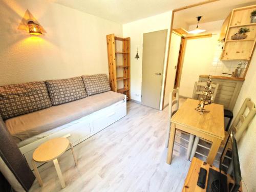 un petit salon avec un canapé et une table dans l'établissement Résidence Le Thabor - studio 2/4 personnes coeur station MAE-3634, à Modane