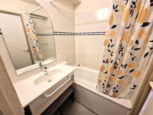une salle de bain avec un lavabo et un rideau de douche dans l'établissement Résidence Le Thabor - studio 2/4 personnes coeur station MAE-3634, à Modane