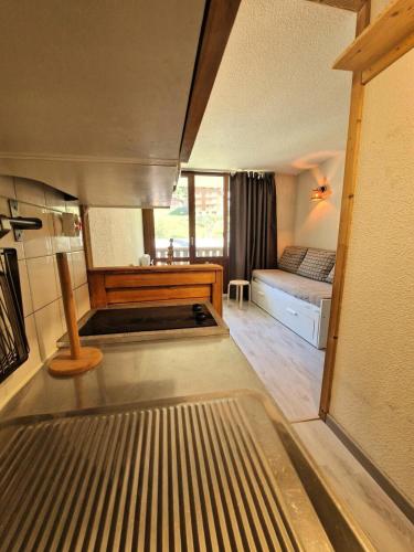une petite pièce avec un lit et un canapé dans l'établissement Résidence Le Thabor - studio 2/4 personnes coeur station MAE-3634, à Modane
