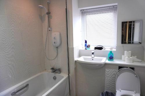 a bathroom with a shower and a toilet and a sink at Luxury Rooms - Pick a Room - Free Parking & Kitchen Access, Near Etihad Stadium, The Coop Live & Piccadilly Station, Manchester in Manchester