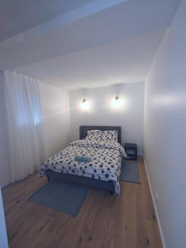 - une chambre avec un lit dans un dortoir doté de parquet dans l'établissement Appartement Paris-Disneyland-Parc Astérix 20-25 min, à Gagny