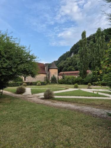 a garden with a house in the background at Chateau de Presque in Saint-Médard-de-Presque