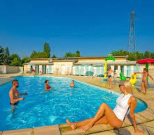 un groupe de personnes dans une piscine dans l'établissement Mobil-home C007 - C008, à Boofzheim