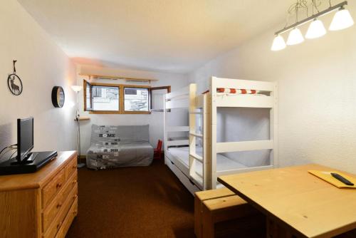 - une chambre avec un bureau et des lits superposés dans l'établissement Résidence La Maison Tresallet - Studio au coeur de la station MAE-9324, à Aime La Plagne
