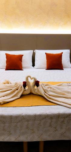 una cama con dos animales de peluche en forma de corazón en La Suite di Maddalena e Andrea, en Oppeano