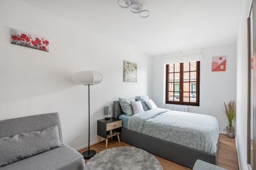 Un pat sau paturi într-o cameră la Grand logement 38m2, Aéroport Paris CDG, Disneyland Paris 20min, Parc Astérix, 1 Chambre, 1 Salon