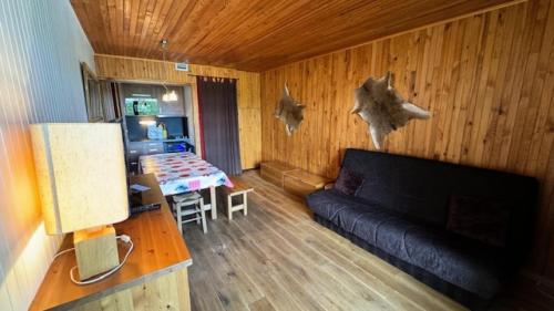un salon avec un canapé et une table dans l'établissement Résidence Anges - Grand studio coin montagne sur les pistes - Balcon - Belle vue. MAE-7424, à Montgenèvre