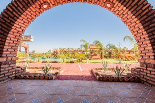 an archway at a park with a playground at HOTEL & SPA LOS AGAVES Tepotzotlán in Las Ánimas