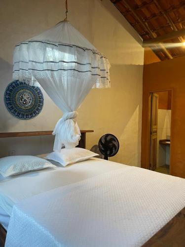 Ένα ή περισσότερα κρεβάτια σε δωμάτιο στο Quarto próximo à praia de Moreré