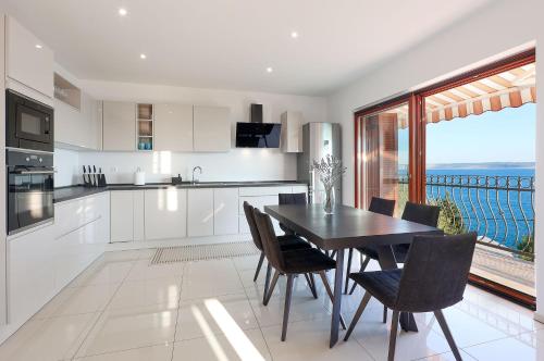 Apartment Lina - Pool and Sea View