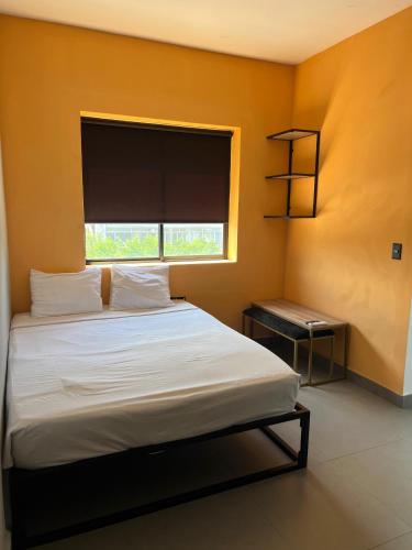 Ein Bett oder Betten in einem Zimmer der Unterkunft Estudios amueblados y equipados con cocineta en ubicación Céntrica MTY