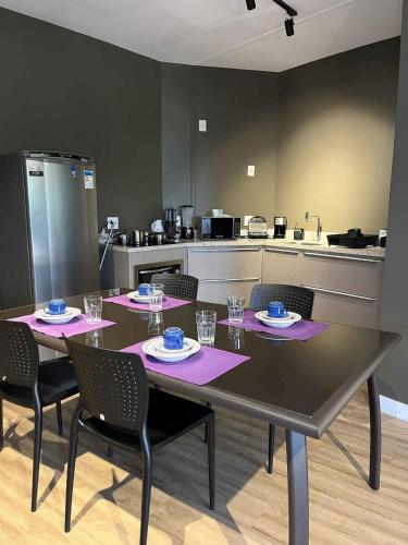 a dining room with a table and chairs and a kitchen at LK Santo Agostinho 2 in Belo Horizonte