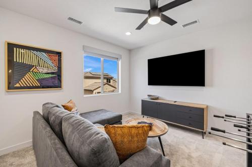 a living room with a couch and a flat screen tv at PGA West 65 - 3 bdrm w/Loft, Sleeps 8, Pool, Gym in La Quinta
