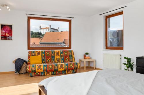 Giường trong phòng chung tại Spacious City Center Bratislava Penthouse & Private Rooftop Terrace