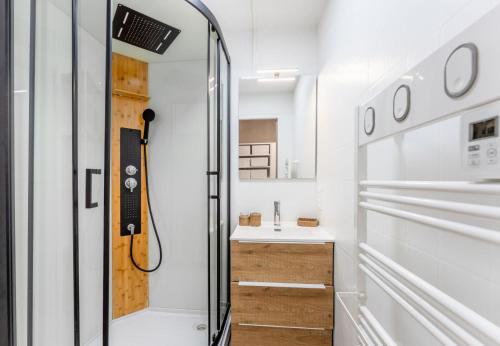 une salle de bain avec douche et lavabo dans l'établissement Résidence Le MÉale - Studio rénové 4 personnes aux Orres 1650 MAE-9341, aux Orres