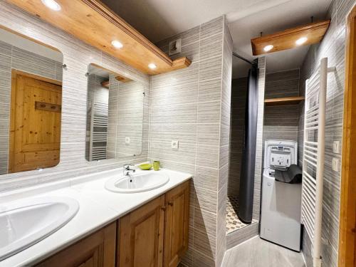 une salle de bain avec un lavabo et un réfrigérateur dans l'établissement Résidence L'ecrins Des Neiges - T3 proche des pistes - L'Ecrin des neiges MAE-1801, à Vars