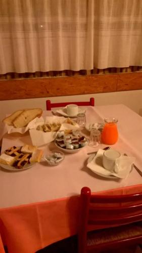 une table avec des assiettes de nourriture dessus dans l'établissement Agriturismo Villa Serena, à Vigonovo