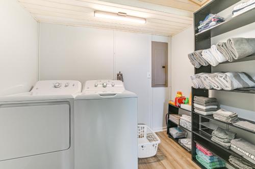 een wasruimte met wasmachine en droger bij Serene Lake Huron Gem with Fishing Dock! in De Tour Village