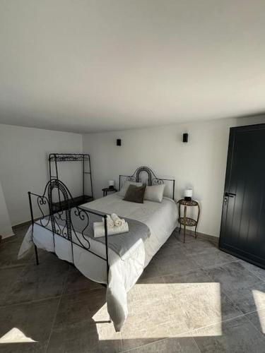a bedroom with a large bed in a room at Quinta por do sol in Quelfes