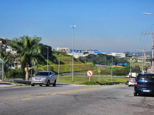 a street with cars driving down a road at Apartamento Completo em Osasco Tranquilo e Familiar in Osasco